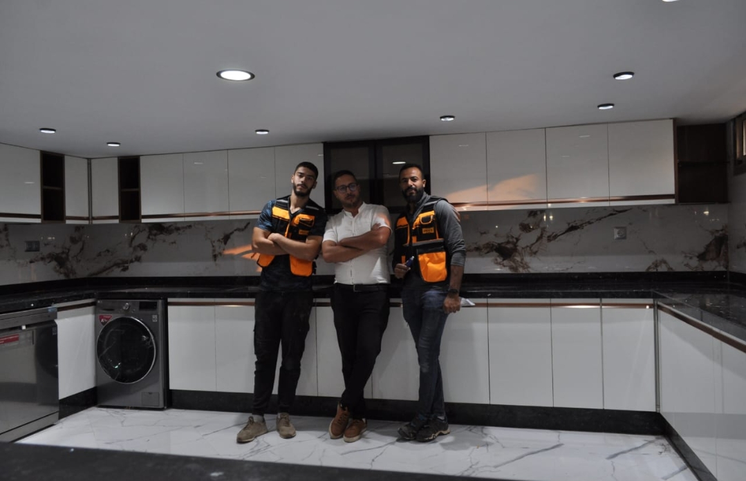 Das Team von WOODIFY DESIGN in der Werkstatt in El Hajeb